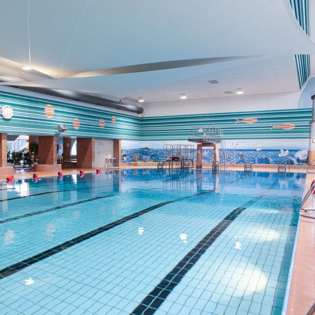 Schwimmerbecken mit Sprungturm