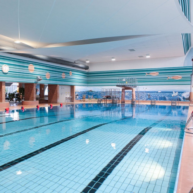 Schwimmerbecken mit Sprungturm