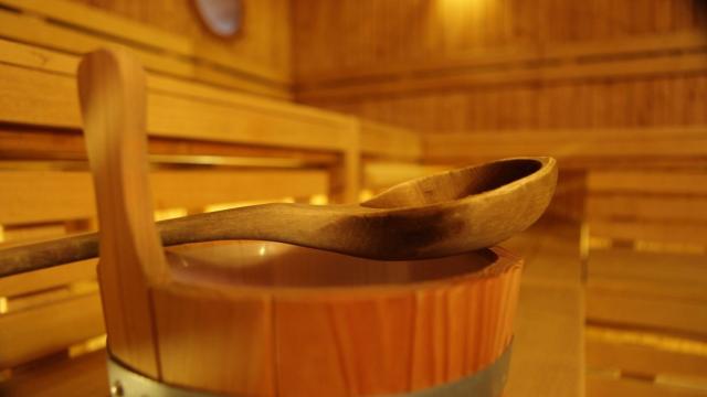 Holzbank mit Sauna-Holzeimer mit Schöpfkelle 